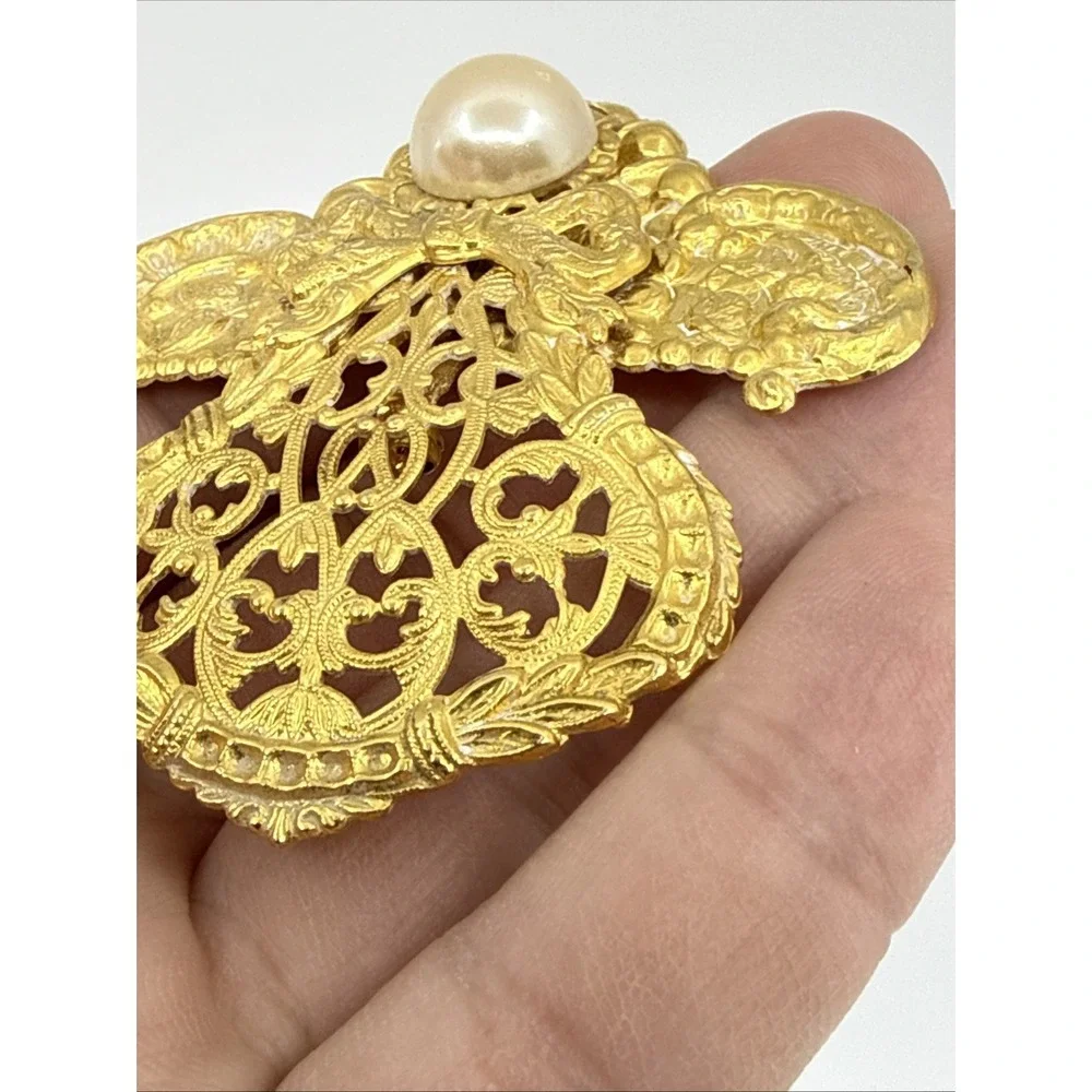 Vtg Jane Davis Angel Of Love Faux Pearl‎ Cut Out Gold Tone Brooch Signed Jane 3